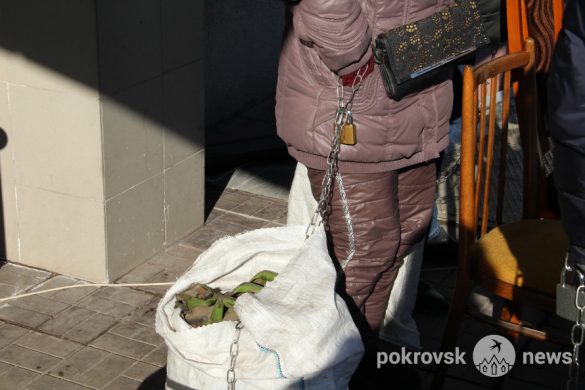 Прикованы цепями: в центре Покровска второй день протестуют горняки «Краснолиманской»