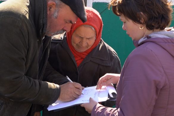 Голова проігнорував – депутати пішли в народ. В Удачному провели незалежне опитування щодо об’єднання з Покровськом
