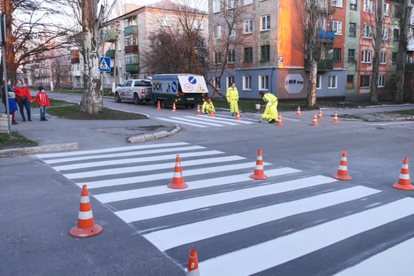У Покровську приступили до нанесення розмітки на пішохідних переходах
