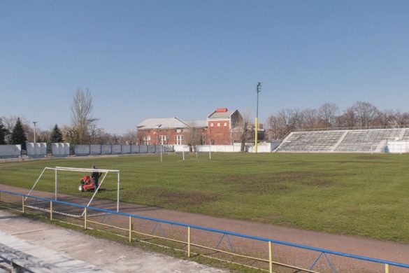У Мирнограді висіяли газонну траву на футбольному полі стадіону «Шахтар»