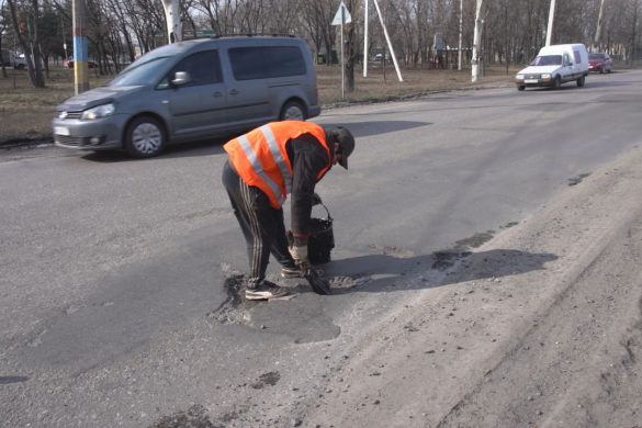 Для жінок і не тільки: дорожники підлатали частину доріг до 8 Березня