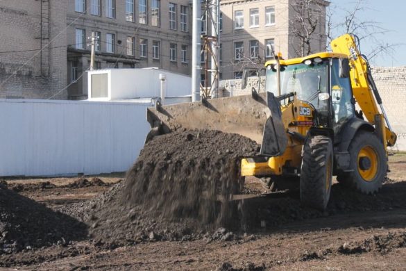 Покровські комунальники приводять до ладу дорогу в ЗОШ №35
