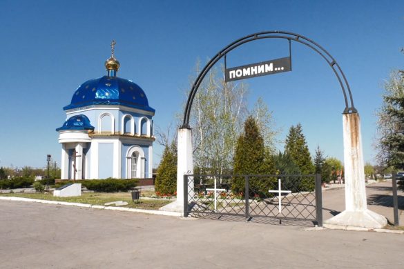 Цвинтарі Мирнограда прибирають, але традиційна паніхіда - під забороною