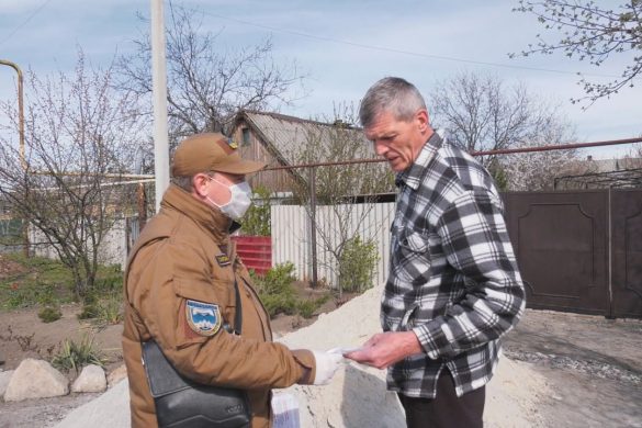 Захистити незахищених. У Покровську продовжують роздавати маски літнім людям