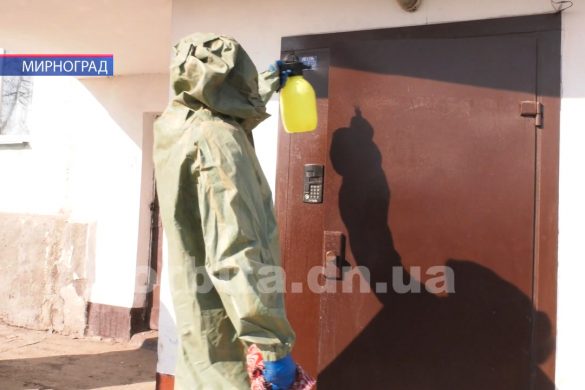 Мирноград проти вірусу: дезінфекція під’їздів, санобробка доріг та продуктові набори нужденним