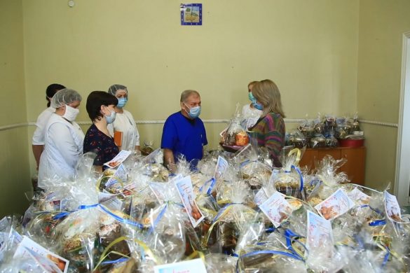 Великодні смаколики від міської влади отримали медики Покровська