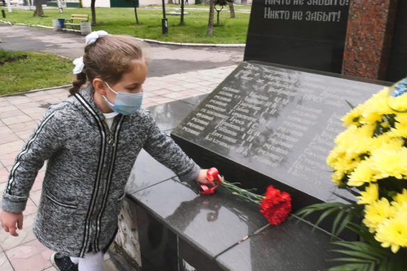 У Покровську поклали квіти до підніжжя пам’ятників та братських могил