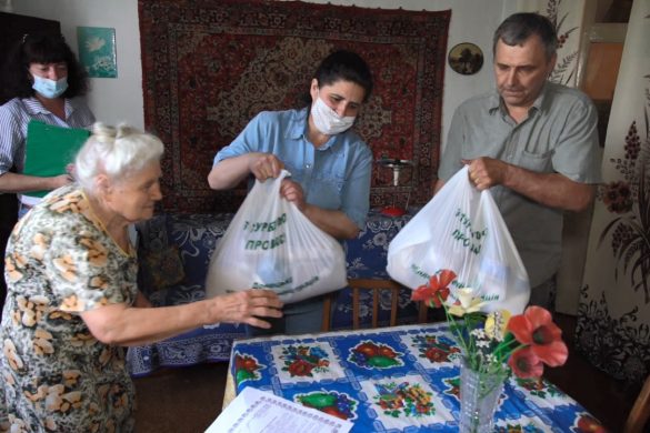 Продуктові набори та ноутбук: у Мирнограді допомагають нужденним