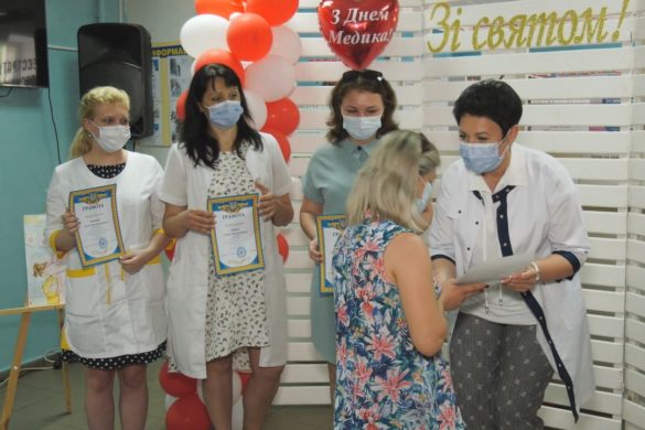 Грамоти, подяки, квіти та щирі усмішки. У Покровську із професійним святом вітали медиків