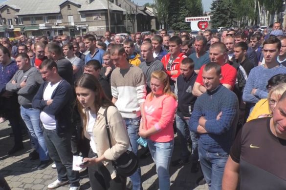 Протест гірників у Добропіллі - шахтарі обурені продовженням простою копалень