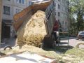 На дитячі майданчики Покровська за підтримки міської влади розвозять пісок