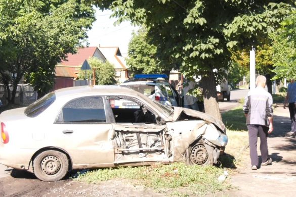 Нічна ДТП у Покровську - пошкоджено вуличні споруди та травмовано дівчину