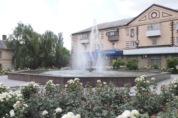 Ковток прохолоди у літню спеку - у Мирнограді запрацював головний фонтан міста
