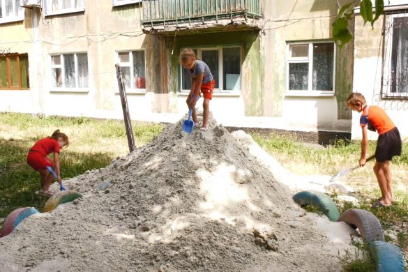 Дозвілля для маленьких мешканців Мирнограда - на дитячі майданчики міста розвозять пісок