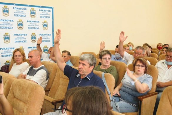 Гучно, емоційно, але результативно. У Покровську відбулась позачергова сесія міської ради