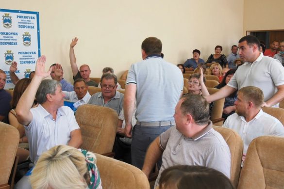 Сварки, суперечки та гучні кадрові рішення. На сесії міської ради звільнили команду Ярослава Хотнянського