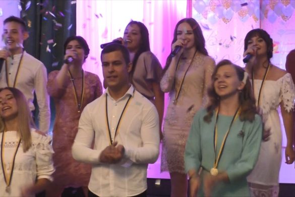 У Добропіллі пройшли шкільні випускні - у вузькому колі урочисто нагородили медалістів