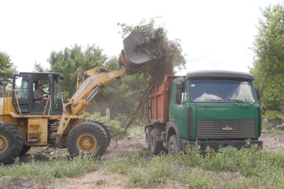 У Мирнограді комунальники ліквідують чагарники та стихійні звалища