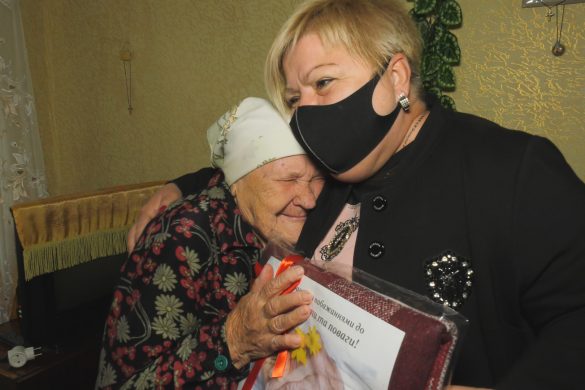 Довгожителі отримали адресну допомогу до Дня людей похилого віку