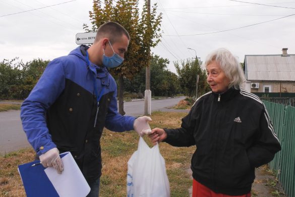 Літнім людям доправляють продуктові набори по домівках