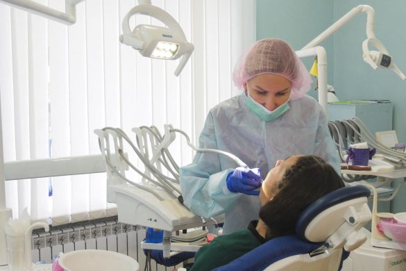 Щитки, одноразові халати та респіратори. Покровські стоматологи пристосувались до роботи в пандемію