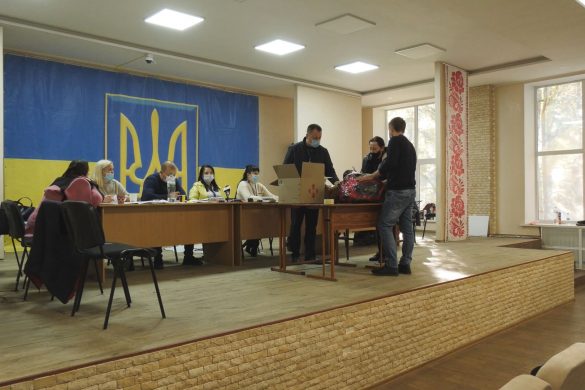 Вибори у Покровську: в бюлетенях плутались, санітарних норм дотримувались, до 34% не дотягли