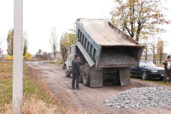 До дощів та морозів встигли. У Мирнограді відсипали шлаком ще 7 вулиць приватного сектору