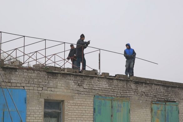 У зиму - з новою крівлею. У Мирнограді триває ремонт даху міжшкільного НВК