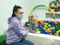 Казкові герої та солодкі подарунки: у Мирнограді привітали вихованців реабілітаційного центру