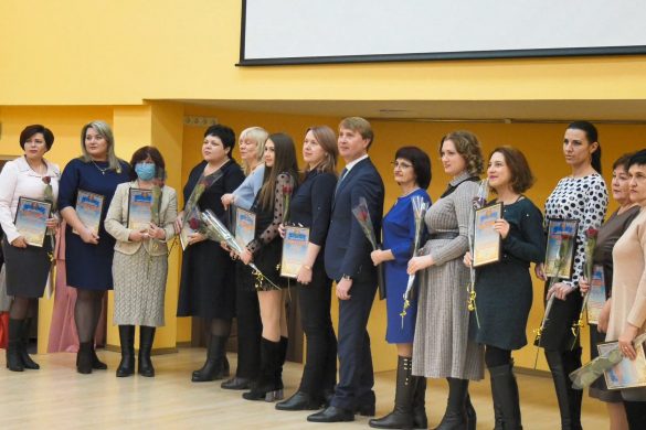 Подяки, квіти та виступи. У Мирнограді привітали представників органів місцевого самоврядування