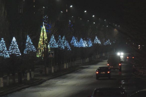 Сотнями різнокольорових вогників засяяли вулиці Мирнограда