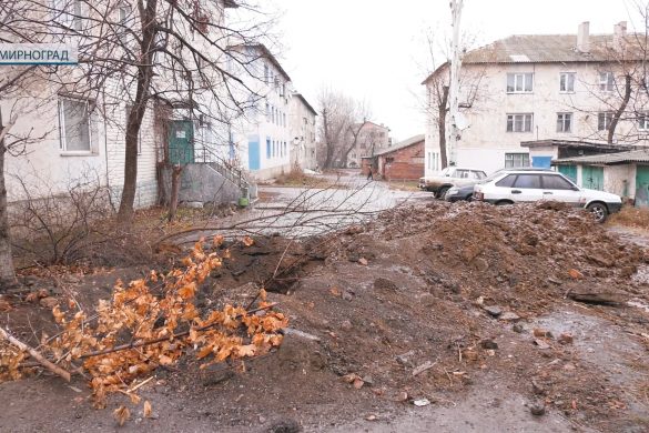 До криниці в ожеледицю. Чому вже три тижні мирноградці не мають води в кранах?
