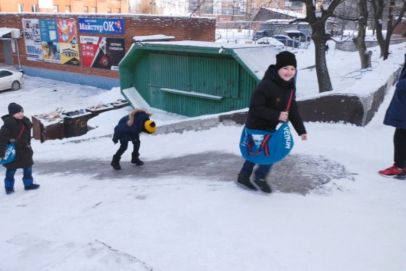 Небезпечні забави. У мікрорайоні «Шахтарський» діти перетворили на гірку з’їзд на проїжджу частину