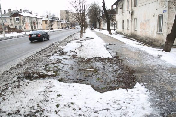 Тече вода, біжить вода. Мирноградці б’ють на сполох через порив водогону