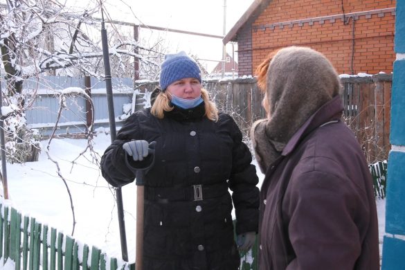 Сніг почистити, дров нарубати та вугілля наносити. Нежіночі зимові будні соціальних працівниць