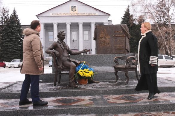 До Дня Соборності у Покровську поклали квіти до пам’ятника Тарасові Шевченку