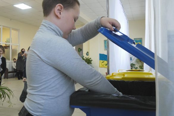 Сортування сміття у Мирнограді. Школярі переймаються проблемами екології