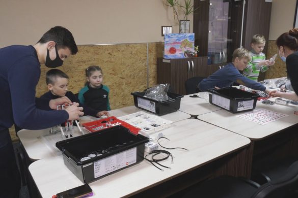 Молодші мирноградці створювали та програмували роботів