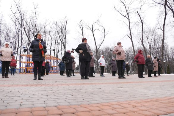 Рух - це життя! Учасниці клубу «Золотий вік» займаються скандинавською ходьбою