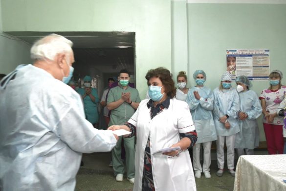 До дня стоматолога лікарі та медсестри покровської стоматології приймали вітання