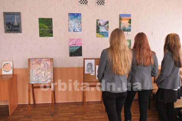У ліцеї «Надія» відкрилась виставка юних художниць