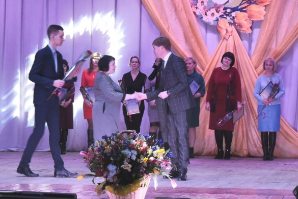 Творчі подарунки та сюрпризи. Мешканок Мирнограда вітали з весняним жіночим святом