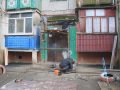 Роботи тривають. Покровські комунальники замінюють аварійні піддашки у мікрорайонах
