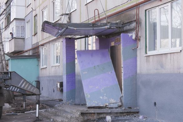 У м-ні «Сонячний» почалася заміна аварійних піддашків біля під’їздів