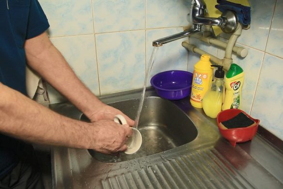 На проспекті Шахтобудівельників замінюють вводи водопостачання до багатоповерхівок