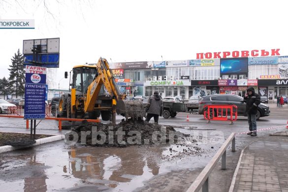 Запобігти провалу вдалось. Комунальники виявили порив на водогоні у центрі міста