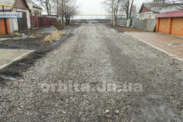 Відсипка доріг доменним шлаком. Жителі Покровська та Мирнограда чекають відновлення шляхів