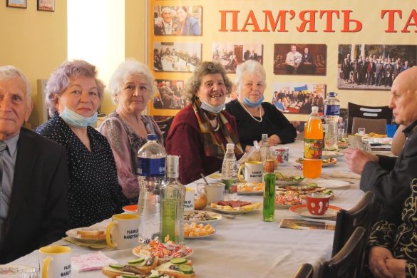 Смаколики та щирі посмішки. Мирноградська спілка ветеранів святкує 17-й день народження