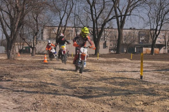 Гуркіт моторів та запах бензину: покровська мотошкола відкрила новий спортивний сезон