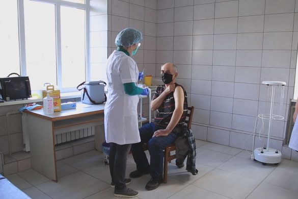 AstraZeneca і CoronaVac поїхали по селам. У Гришиному вакцинували 20 літніх людей